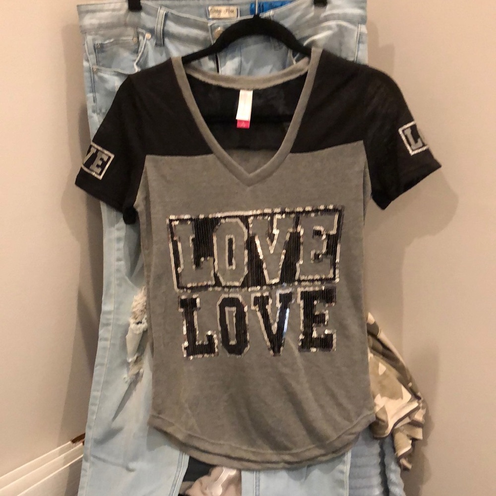 No Boundaries LOVE V-neck tee. Medium